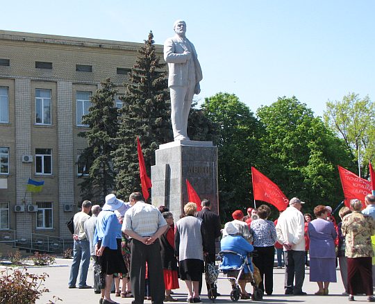 Первомай 2013 года в Геническе. Памятник Ленину в Геническе и геничане