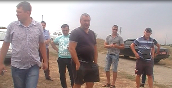 (Особенно понравилось на видео выссказывание в адрес журналистов гражданина в шортах , приехавшего с полицией: "Мало вас еб@шат" - НВ)