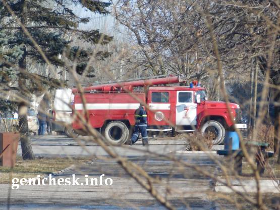На площади перед зданием Генической райгосадминистрацией машины МЧС