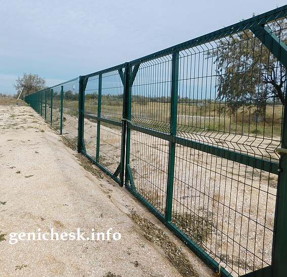 Забор вокруг своего участка - самая первая инвестиция Потичко на Арабатской стрелке
