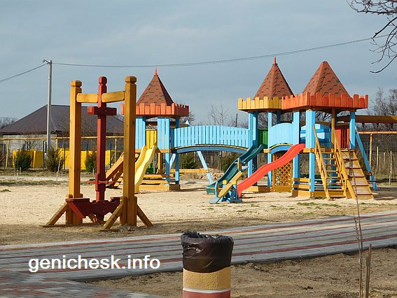 Детские игровые площадки в парке в счастливцево