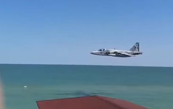 В Кирилловке над пляжами на предельно низкой высоте летает  штурмовая авиация 