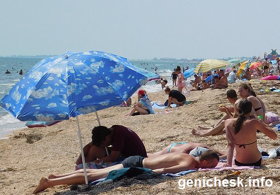 Летом на пляже в Счастливцево