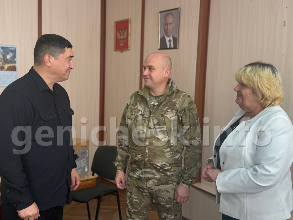 Галина Яношевна Перелович, Энвер Абдураимов и офицер 98-й дивизии РФ в Херсонской области на Каланчакском направлении 