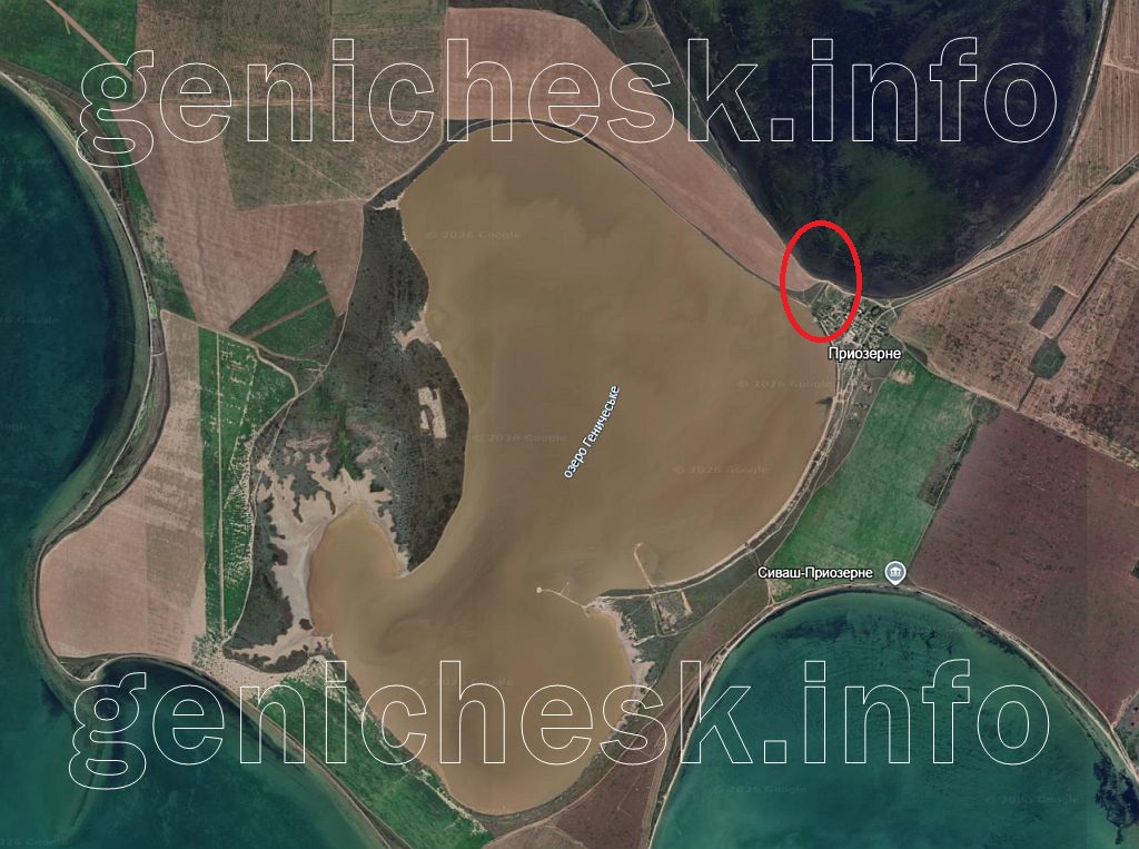 Канал по которому Розовое (Геническое) озеро наполняется рапой Сиваша находится у местного кладбища и свалки бытовых отходов у с.Приозерное на Арабатской стрелке